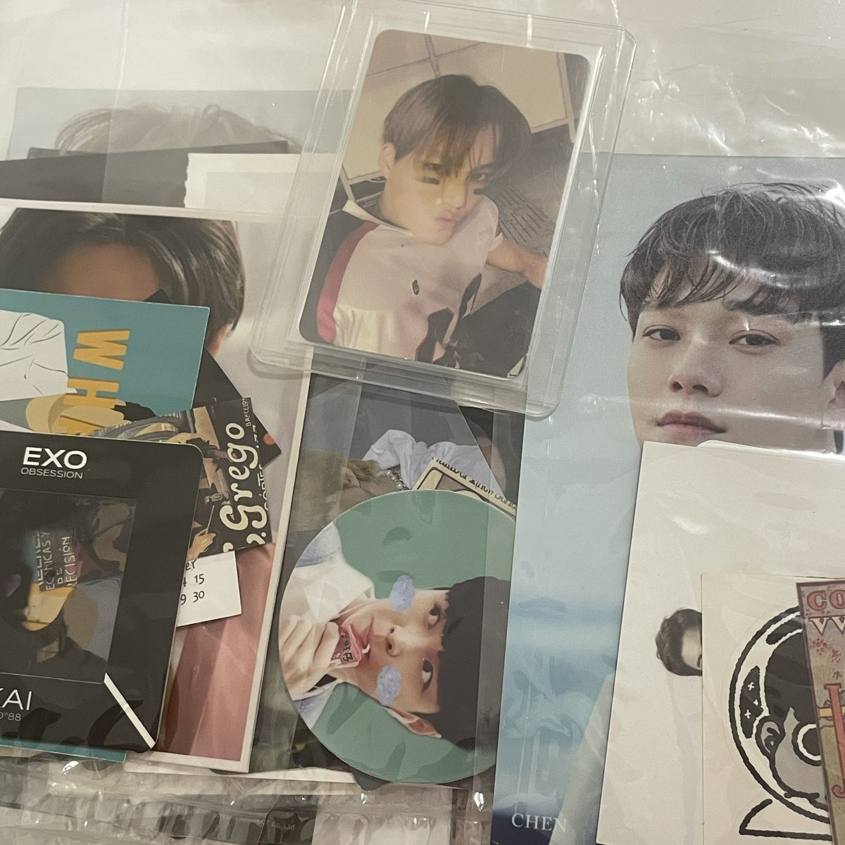chaerypuffz's tweet photo. EXhOrizon in Manila freebies by @chaerypuffz 🧸

🐻 RT &amp; LIKE
🐻 limited qty
🐻 each pack contains 1 official merch (postcard, pc, etc), random stickers/postcards/pcs
🐻 Day 2 around moa!

See you!

#EXO #엑소 #weareoneEXO #EXOPLANET
#EXhOrizon #EXhOrizoninMANILA https://t.co/lM38rQIveh