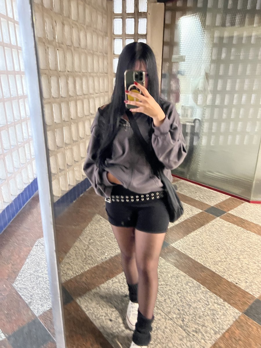 005rf's tweet photo. eu ❤️ bater ponto no espelho do metrô pra fazer fitcheck https://t.co/Hk4G4FjKLB