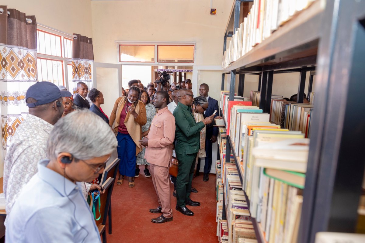 action_bonne's tweet photo. Ces diplomates ont visité  l'école d'excellence Socle du Savoir de Matongo et la Polyclinique Umugiraneza, dans le cadre de la clôture de la Semaine de la diplomatie. Ils ont exprimé leur gratitude envers SE @Burundi1stLady pour son engagement en faveur du bien-être pour tous. https://t.co/NoZ0ml4m5P