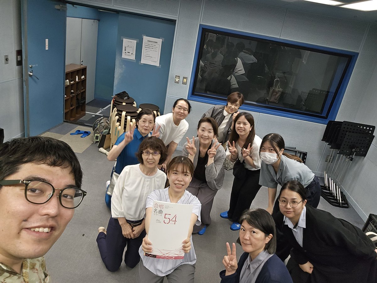Chor_Chimdondon's tweet photo. 【6月30日練習報告🌺】
今日は課題曲F3「ばら・きく・なずな」の音取り練習からスタート🏃‍♀️💨💨
そしてなんと見学者さんがお見えになりました！！✨
まだまだ団員募集中です(まだコンクールも間に合いますよ！)

次回練習はちょっと空いて7月21日(火)。お待ちしております🌺 https://t.co/Nbi1fgM3JA
