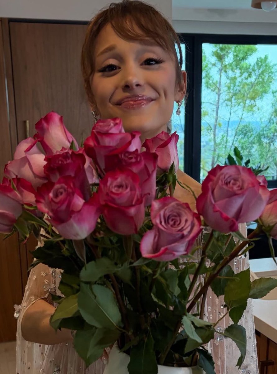 agbsdd's tweet photo. awhhh ariana’s profile on imessage 🥹 https://t.co/PpT90saIX1