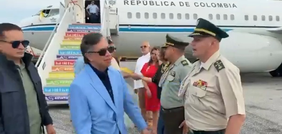 ivanvelezaikido's tweet photo. Yo aquí pensando.... El inepto de @petrogustavo  dijo que no iba a estar para el 7 de agosto, que iba a enviar a la rancia de @FranciaMarquezM; y ahora lo vemos que se fue para Italia  a hacer nada... ¿O  Quizás para volarse y esconderse allá de una vez? Jmmm preguntas preguntas.