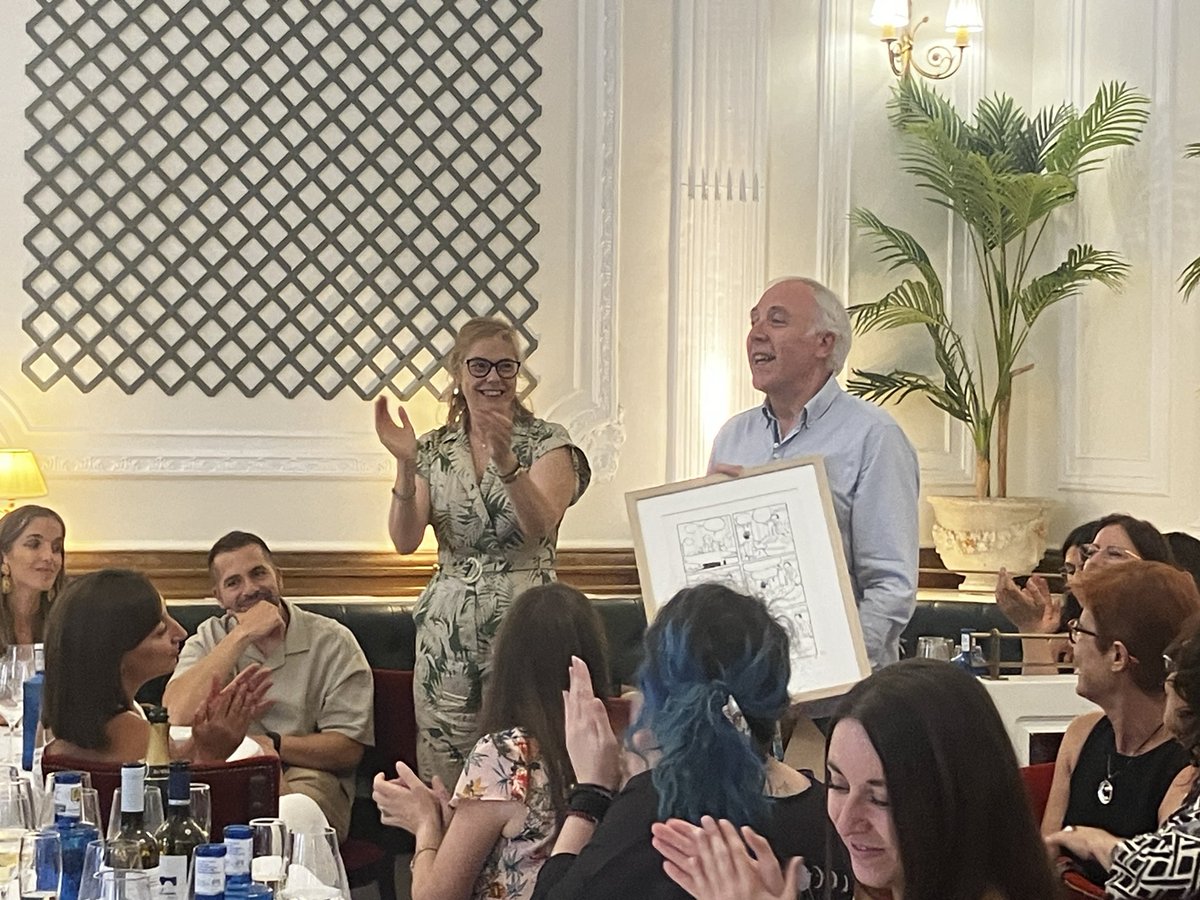 irene_adler123's tweet photo. Homenajeamos a nuestro compañero David García Mediavilla, profesor del @IesPinarOficial. Ha sido un privilegio contar con su presencia en el centro todos estos años por eso el claustro ha querido reconocido su trabajo, apoyo y dedicación. https://t.co/EVeFkp181x