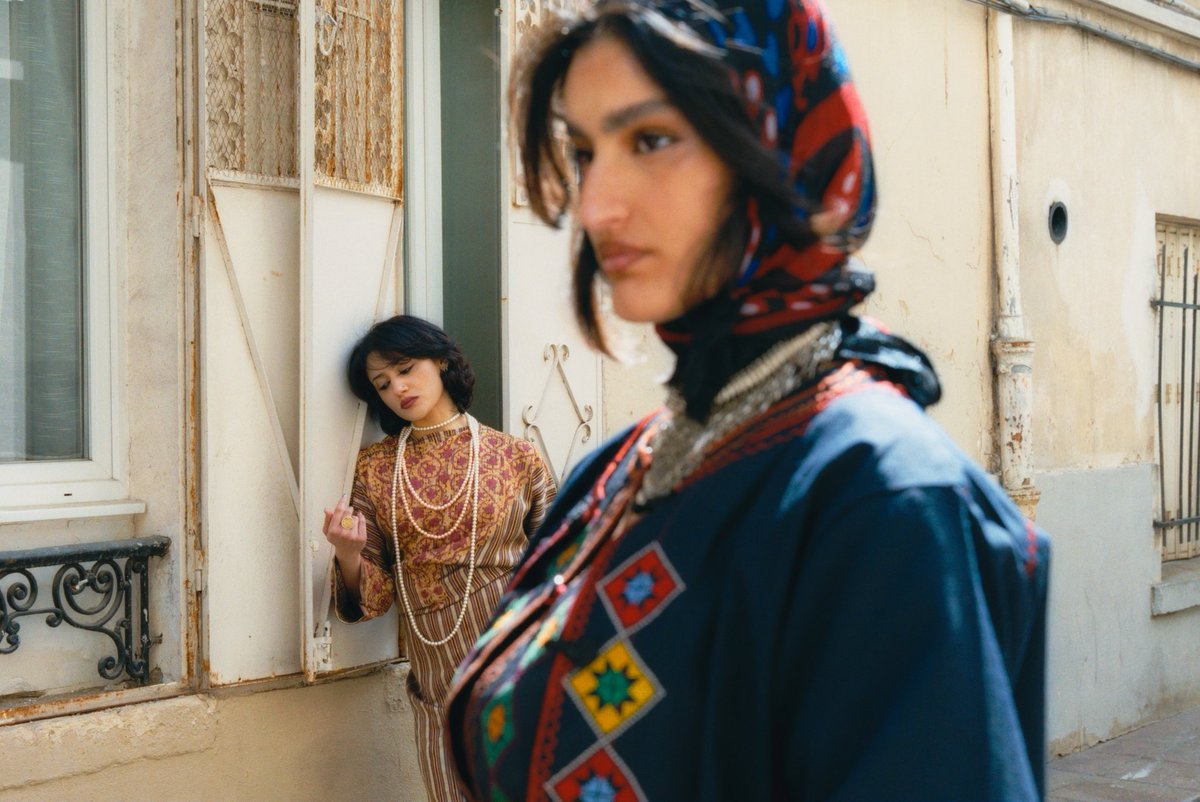 alinejnd_'s tweet photo. pour ceux qui n'ont jamais vu des vêtements traditionnels syriens, voilà à quoi ca ressemble https://t.co/SvztCcNHD1