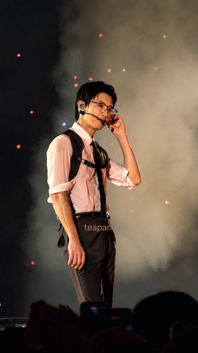teapani's tweet photo. In a world of boys, Chanyeol's my only gentleman 🖤

#CHANYEOL #찬열 #灿烈 #チャニョル https://t.co/zPUZ9XZIdP