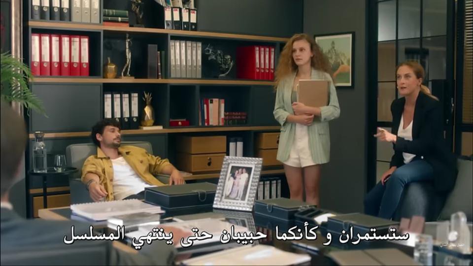 MaghpSevda's tweet photo. اللقطات الأخيرة لـ دينيز جان ��ديفريم أوزكان في أمريكا رجعت لـ الأذهان مشاهد من مسلسل 'اتصل بمدير أعمالي'! 🎬
​الكل بيعرف إنو كواليس الوسط الفني التركي مليانة استراتيجيات ترويجية، وغالباً العلاقات المفاجئة بتوقيت الصيف بتكون مدروسة بدقة من مدراء الأعمال؛ الهدف منها صناعة تريند https://t.co/qLHgvEzn32