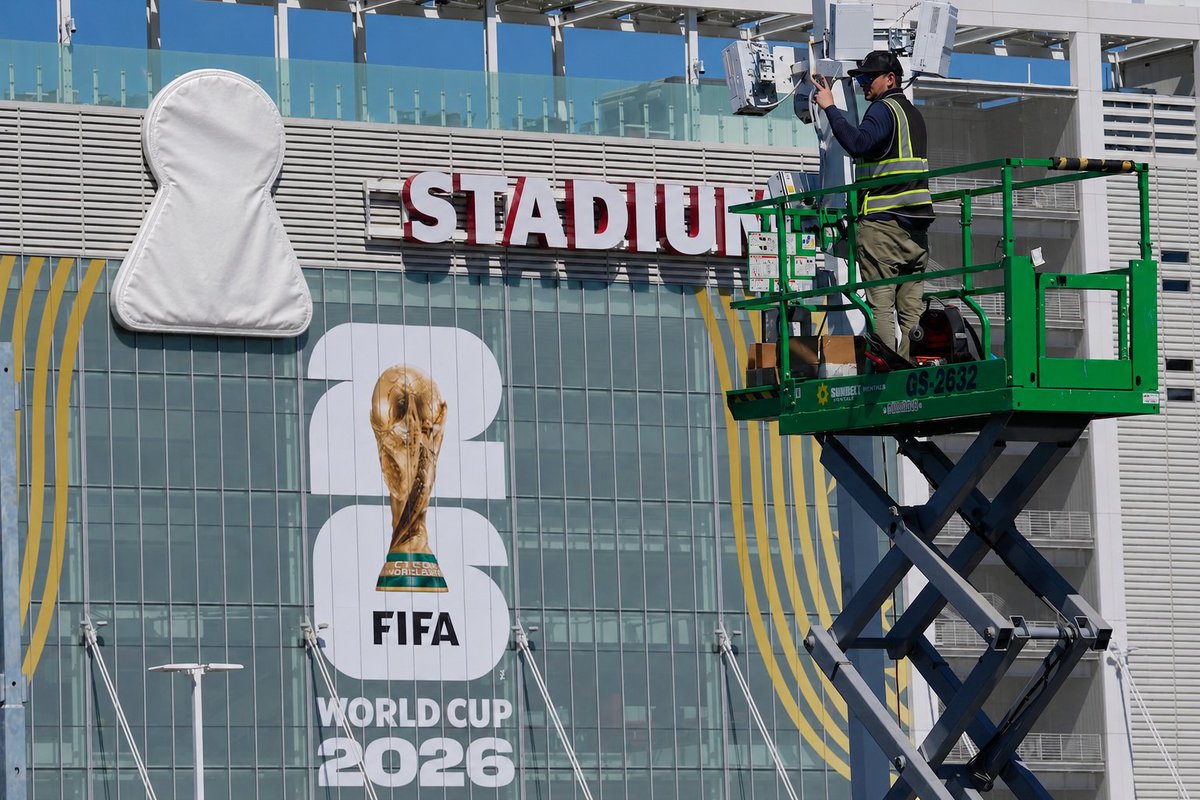Doorz_app's tweet photo. La FIFA nous a obligés à bâcher notre logo dans les stades de la 
Coupe du Monde 2026.

On savait pas qu'on en était là.
@LEVIS 

#WorldCup2026 #FRASWE

Bienvenue dans le magnifique stade [censuré] 🤝 https://t.co/sMxYLEhKEy