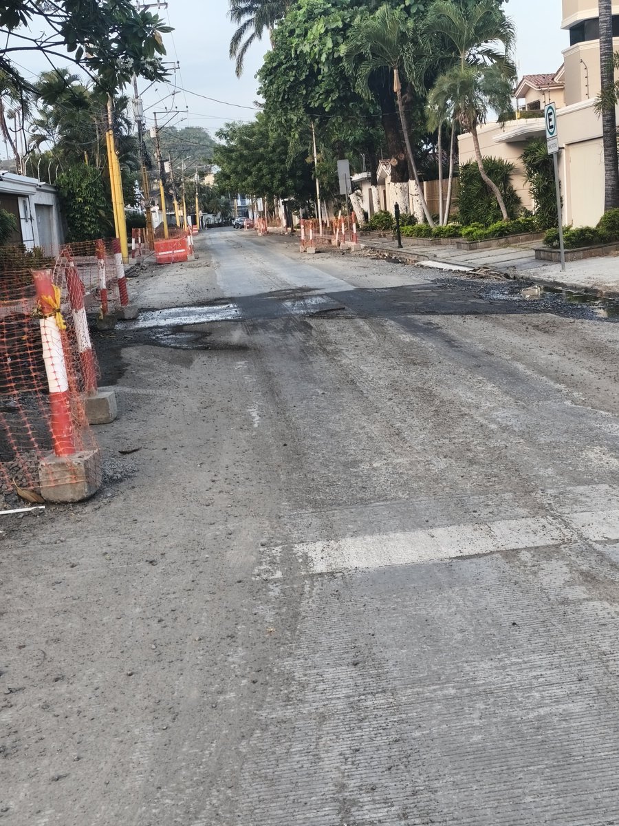 UrdesaUnida2024's tweet photo. #Urgente 
Esto es lo que pasa cuando no hay control ni planificación, rompen, dejan los escombros, pasan los autos y se forma una polvareda que no hay cómo vivir!
@alcaldiagye @ObrasEnGYE 
Así no es la #CiudadDeTodos que queremos vivir @urvaseo
Cedros norte y calle 1era https://t.co/wrhx9O9ZuY