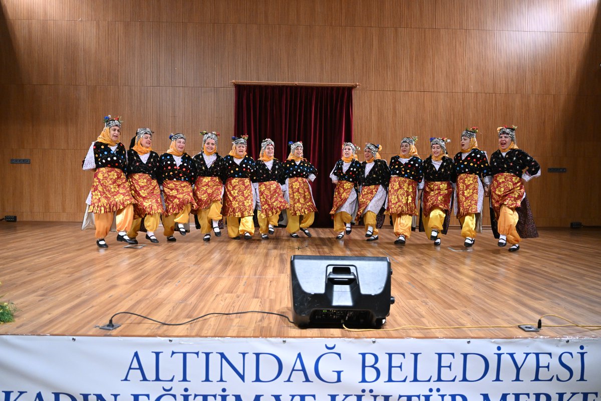 DrVeyselTiryaki's tweet photo. Kadın Eğitim ve Kültür Merkezlerimiz arasında düzenlediğimiz Halk Oyunları Yarışması'nda, Anadolu'nun birbirinden kıymetli yörelerini sahnede yaşatan tüm hanımefendilerimizi yürekten kutluyorum.

Her biri büyük emek ve özveriyle hazırlanan gösteriler, kültürümüzü en güzel şekilde yansıttı.

Yarışmamızda Karapürçek-1 Kadın Eğitim ve Kültür Merkezi, Malatya Yöresi oyunuyla dördüncü; Şair Baki Kadın Eğitim ve Kültür Merkezi, Artvin Yöresi oyunuyla üçüncü; Gültepe Kadın Eğitim ve Kültür Merkezi ise Teke Yöresi oyunuyla ikinci oldu.

Birincilik ödülünü, Gaziantep Yöresi oyunuyla Aydınlıkevler Kadın Eğitim ve Kültür Merkezi kazandı.

Dereceye giren tüm merkezlerimizi ve sahne alan bütün katılımcılarımızı gönülden tebrik ediyor, emek veren eğitmenlerimize ve organizasyonda katkısı bulunan herkese teşekkür ediyorum.