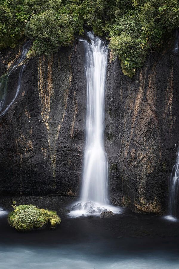 joancarroll's tweet photo. Hraunfossar Iceland Waterfalls! https://t.co/Ioxd2eFaj4 #waterfall #waterfalls #falls #cascade #hraunfossar #iceland #water #rocks #rocky #vegetation #longexposure #nature #outdoors #landscape #artforsale #wallartforsale #giftideas @joancarroll https://t.co/cFf5USLiTG