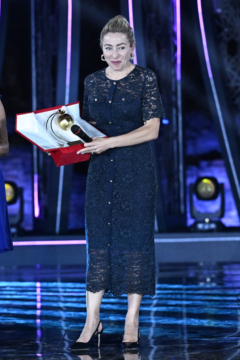 GruppoCDP's tweet photo. È con grande orgoglio che facciamo le congratulazioni a Francesca Sofia, Direttore Generale di #FondazioneCDP, che è stata insignita del #PremioMarisaBellisario, prestigioso riconoscimento per un percorso professionale tra competenza scientifica e attenzione ai contesti più fragili.

Nel ricevere il riconoscimento, Sofia ha evidenziato il valore delle collaborazioni tra mondi diversi per affrontare i cambiamenti della società: "In questi anni ho imparato che le sfide più importanti non appartengono mai a un solo settore. Sono sempre il risultato di relazioni, connessioni e responsabilità condivise. È anche per questo che il lavoro che svolgo oggi in Fondazione CDP mi appassiona profondamente: costruire ponti tra istituzioni, #ricerca, #TerzoSettore, #imprese, comunità e cittadini per generare impatto concreto e duraturo”.

Biologa molecolare specializzata in neuroscienze, Sofia ha lavorato nei campi della ricerca scientifica, salute, politiche pubbliche e innovazione sociale. Tra le esperienze più significative, la responsabilità degli investimenti in ricerca di @Fondaz_Telethon e la presidenza dell'International Bureau for Epilepsy @IBESocialMedia, organizzazione attiva in oltre 100 Paesi nella tutela delle persone con epilessia.

#dasapere: giunto alla 38ª edizione e ideato da @lellagolfo, il Premio valorizza il talento femminile attraverso le storie di donne che, con competenza e determinazione, contribuiscono a generare cambiamento nei mondi dell'impresa, delle istituzioni, della scienza, dell'informazione, della cultura e del sociale. Un'edizione particolarmente significativa, quella del 2026, che coincide con l'80° anniversario della Repubblica e del voto alle donne. 

Il Presidente della Repubblica, Sergio Mattarella, ha incontrato al @Quirinale le vincitrici del Premio, accompagnate dalla Presidente della Fondazione Marisa Bellisario, Lella Golfo.