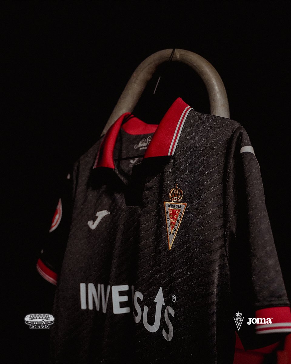 realmurciacfsad's tweet photo. 𝑵𝒖𝒆𝒔𝒕𝒓𝒂 𝑪𝒂𝒔𝒂 | 𝟐𝟎𝟎𝟔–𝟐𝟎𝟐𝟔

20 años de nuestra casa. Una camiseta para recordar.

Presentamos la tercera equipación oficial 2026/27, un homenaje a nuestro estadio donde el gris, negro y grana se funden para dar vida a un diseño de inspiración casual, con detalles retro, cuello clásico y el escudo bordado como protagonista.