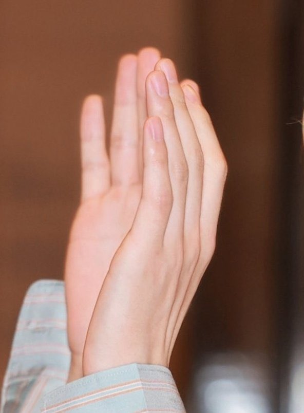 onceinbloom's tweet photo. ยังยืนยันว่าแทฮยองเป็นผู้ชายที่มือสวยมากกก เห็นทีไรก็สะกดสายตา เล็บสวยสะอาด มือเรียวดูนุ่มนวลอ่อนโยน พระเจ้ารักแทอะไรขนาดนั้น บรรจงปั้นให้งดงามทุกสัดส่วนเลย 

V FOR CELINE FASHION SHOW 
TAEHYUNG TAEHYUNG 

#TAEHYUNGxCELINE #CELINESS27
#VxCelineSS27 @celineofficial https://t.co/5uPc31jZVQ