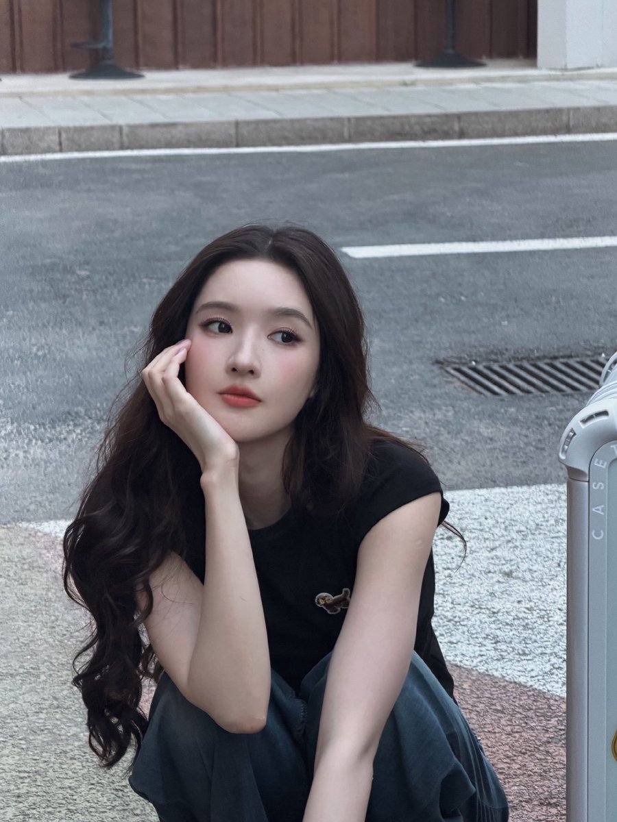 Yuwesn's tweet photo. Wen-jie looks completely breathtaking in red lipstick, framed by the quiet alleyway. ✿ Finding art in a photoshoot is Wen-jie's true specialty... don't grow tired of these little sneak peeks into every session.  ‘⑦⑦⑦ https://t.co/8Vp4dbZNnd