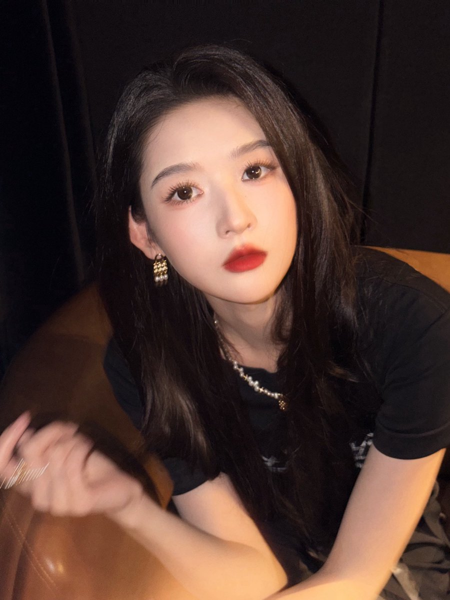 Yuwesn's tweet photo. Wen-jie looks completely breathtaking in red lipstick, framed by the quiet alleyway. ✿ Finding art in a photoshoot is Wen-jie's true specialty... don't grow tired of these little sneak peeks into every session.  ‘⑦⑦⑦ https://t.co/8Vp4dbZNnd