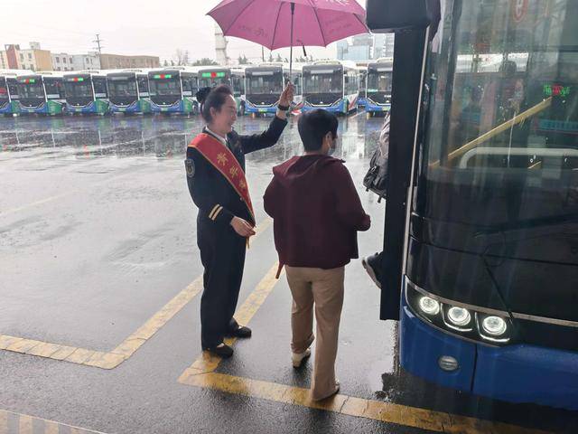 AraikaKim2's tweet photo. A stranger held the door for me in the rain today and shared a pack of tissues—small kindness, big warm moment. https://t.co/WT6bCYUMRE