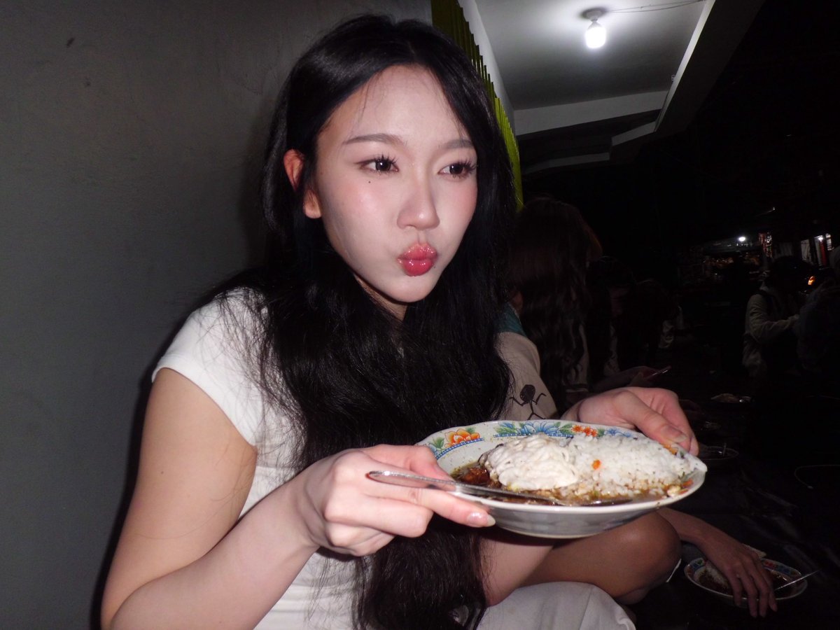 L_MarshaJKT48's tweet photo. Makann rawonnn 💗 https://t.co/mkXiyH5OID