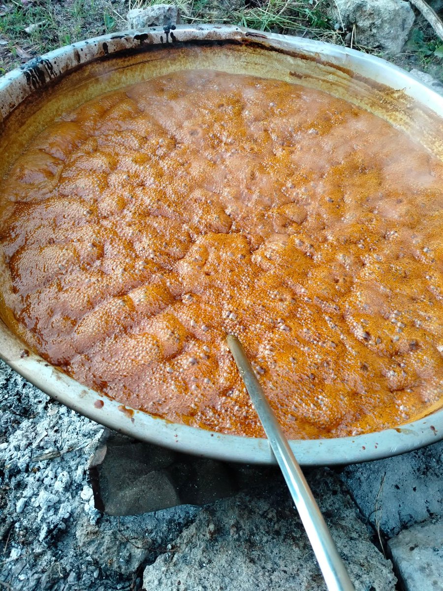 sargon_kral's tweet photo. Artvin'de dut pekmezi yapımı başlamıştır. Teştinin dibini sıyırmak adettendir.
📸 Alıntıdır, fotoğraf için teşekkür ederiz. https://t.co/IrrS1X8bmr