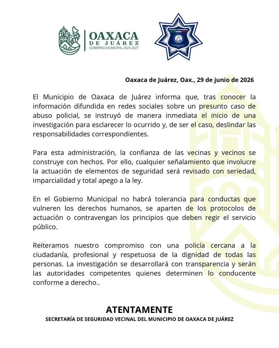 ContraProMx's tweet photo. Y la certificación de #policías en #Oaxaca?

#Oaxaca. Ayer círculo en redes, un video donde la policía municipal de Oaxaca interviene contra un ciudadano por una falta en vía pública; sin embargo un elemento enfrenta, agrede y somete a un ciudadano por video grabar el incidente.

- No era más fácil, explicar el motivo de la detención?

Al respecto, la Secretaría de Seguridad Vecinal del @MunicipioOaxaca emite un comunicado para investigar las circunstancias del evento y sancionar como corresponde.

🔺Respecto al incidente, este no paso a mayores al ser en el centro histórico, varias personas fueron testigos del exceso policial, y quien grabó fue remitido al juez para pagar una multa, la cual tal vez no le correspondía. Qué hubiera pasado si este evento hubiese ocurrido en un lugar sin testigos? 

El incidente evidencia la falta de certificación y una deficiente evaluación del personal policial, y no solo del municipio de Oaxaca; se difunden versiones de capacitaciones, certificaciones, procesos de rigurosas evaluaciones de confianza, pero en los hechos las experiencias dictan otras cosas. 

Qué dice a esto el secretariado ejecutivo que preside @KarinaBaronO , encargados de estos procesos para tener policías más capaces y profesionales? 

@PolVial_GobOax @MunicipioSeguro @raychagoya @SSPC_GobOax