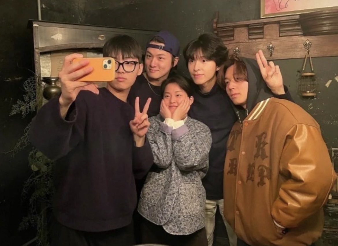 youremyheroz's tweet photo. 비하인드까지 봐야 더 아름다운 사진 홍경 너무 설레서 죽고 싶어짐 https://t.co/aurlV1l1mv
