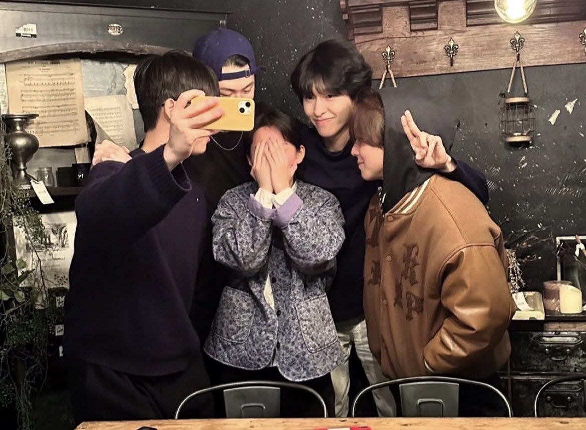 youremyheroz's tweet photo. 비하인드까지 봐야 더 아름다운 사진 홍경 너무 설레서 죽고 싶어짐 https://t.co/aurlV1l1mv
