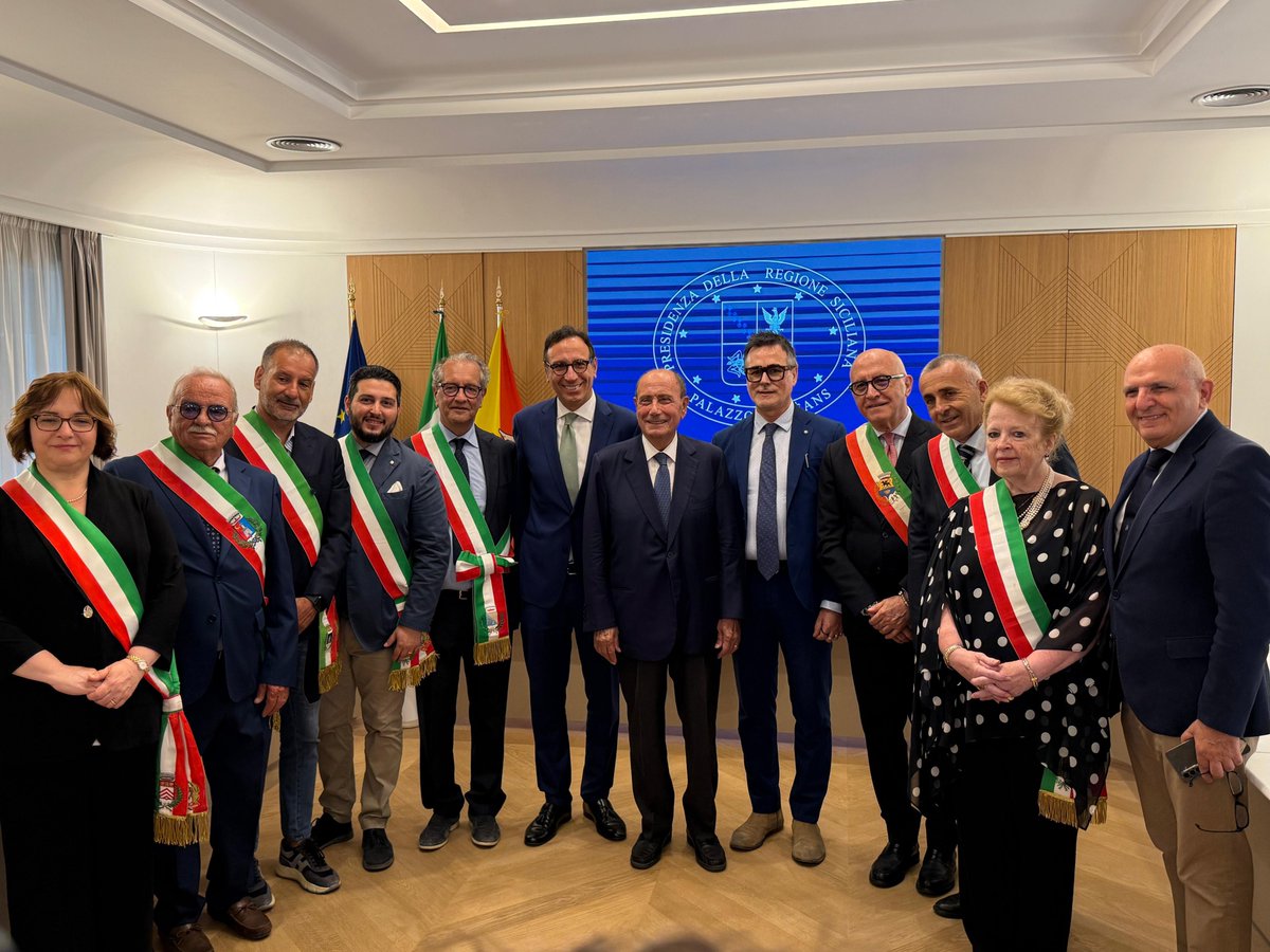 StradeAnas's tweet photo. Siglato a Palermo il protocollo tra Regione Siciliana, #Anas e Comuni per la SS121 e SS189 #PalermoAgrigento.
💶 Oltre 21 mln
🏗️ 8 Comuni coinvolti
🛣️ Più sicurezza e viabilità efficiente
Un passo concreto per il territorio.
👉 Scopri di più su https://t.co/jRnjarPgSc https://t.co/FnltnYRMAQ