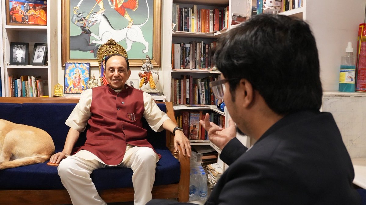 ShamsTabrezQ's tweet photo. बीजेपी के सीनियर लीडर और पूर्व कैबिनेट मिनिस्टर डॉ. सुब्रमण्यम स्वामी के साथ होने वाला पॉडकास्ट रिलीज़ हो चुका है। इस पॉडकास्ट में उन्होंने नरेंद्र मोदी, बीजेपी की सियासत, आरएसएस के एजेंडे और मुसलमानों को लेकर बीजेपी और आरएसएस की सोच पर खुलकर बातचीत की है। उन्होंने बीजेपी की अंदरूनी प्लानिंग और आरएसएस की जो असल सोच है, उसे भी खुलकर बताया है। पहली मर्तबा किसी बड़े नेता ने इन बातों का इस तरह खुलासा किया है। इस इंटरव्यू में उन्होंने यह भी बताया कि लालकृष्ण आडवाणी और दूसरे नेताओं को छोड़कर आखिर क्यों आरएसएस ने 2014 में नरेंद्र मोदी को वज़ीर-ए-आज़म का चेहरा बनाया था। पहली मर्तबा ये तमाम बातें सामने आई हैं। Millat Podcast पर यह इंटरव्यू रिलीज़ हो चुका है। अब जाइए, देखिए और अपना फ़ीडबैक हमें ज़रूर दीजिए। @Swamy39