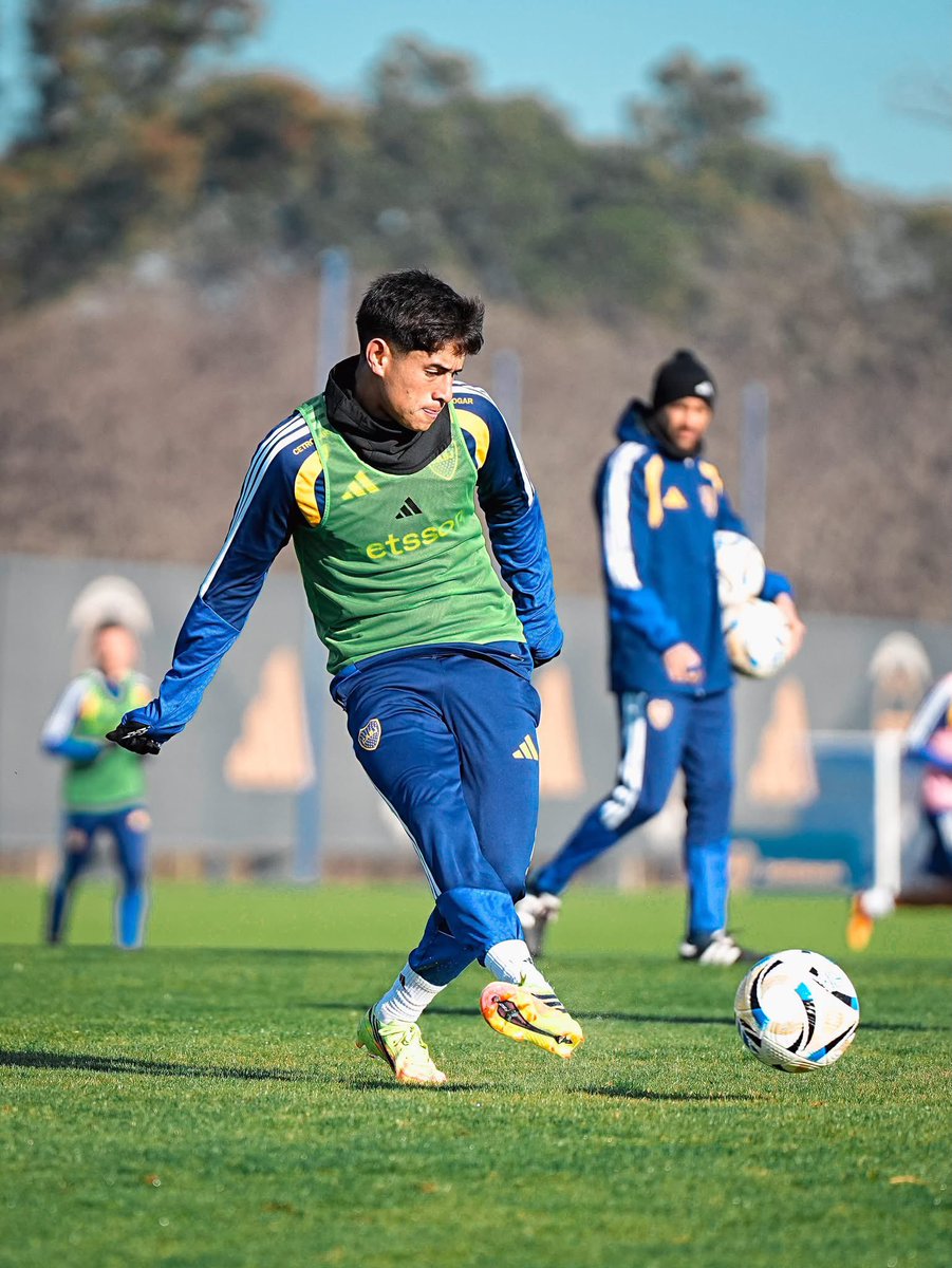 OkPelota's tweet photo. 🏃🏻♂️⚽️ El Plantel Profesional continua con la pretemporada en #BocaPredio
#VamosBoca 💙💛💙
📱https://t.co/pINGslp6JM https://t.co/SAVJYz22TF