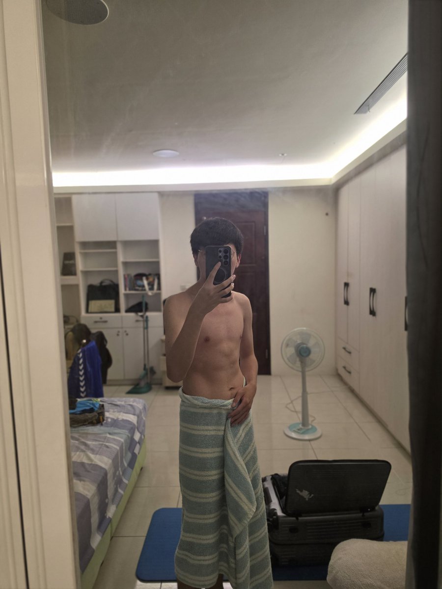 Bessonee95's tweet photo. 剛洗完澡~要躺床了，誰要來抱抱我~好想被抱著睡覺~~啊想談戀愛啦~ https://t.co/40lcodJ40R