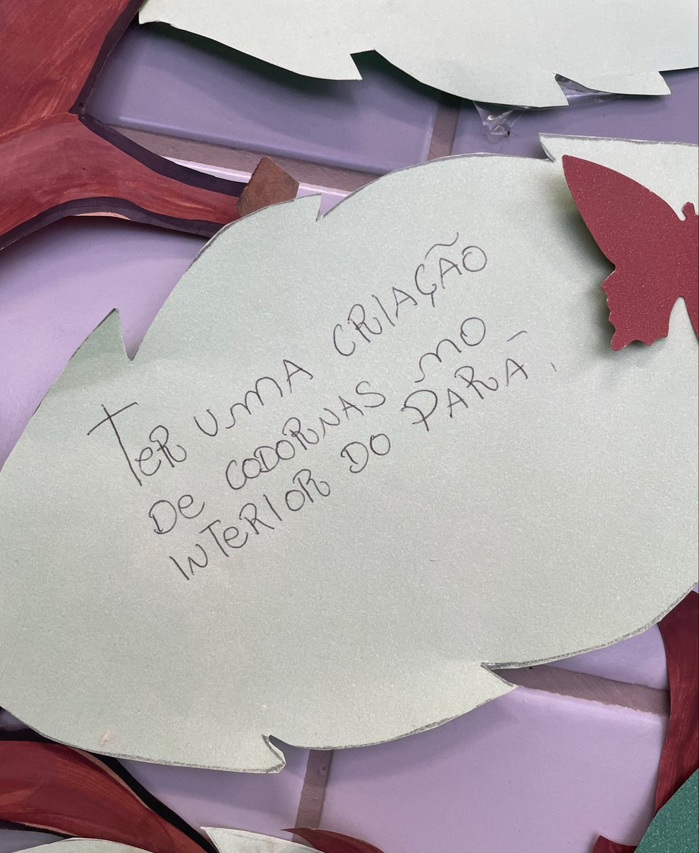 keurissima's tweet photo. na árvore de sonhos da escola muitos desejos de: ser bilionário, ter bens, uma BMW, trabalho, dinheiro: 

e um extremamente específico: https://t.co/hy65SjTiOl