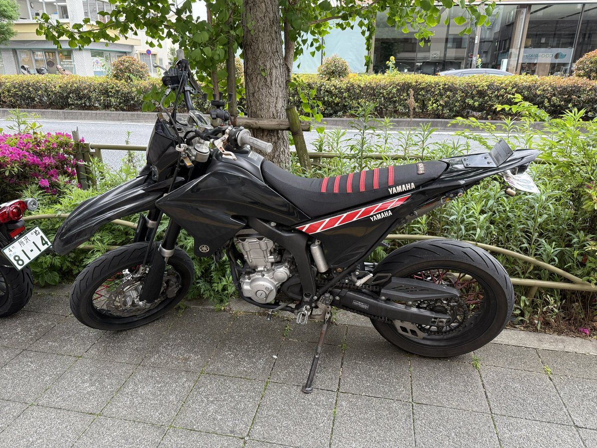 jidoushatounan's tweet photo. 【バイク盗難情報】埼玉県川越市でヤマハ WR250Xの盗難被害がありました！
近隣の方はご注意ください！

■車種：ヤマハ WR250X
■日時：2026年6月30日
■被害場所：埼玉県川越市
■ナンバー：川越 い 4668
■特徴：右側はステッカー等なし。デカール剥がされてなければオリジナルなので目立ちます、シートはエンジョイシート、赤のストライプが入ってます、マフラーはFMFパワーコア4。先端部分凹み傷あり、ブレーキマスターシリンダーが赤

■オーナー（投稿主）：AirTagで最終の位置は東村山市になってましたが警察の方が行ってもバイクはないとのこと。
■オーナー（投稿主）連絡先：@supermoto_hisa

詳細URLと拡散用動画はリプ欄です
#拡散希望 ご協力お願いします！