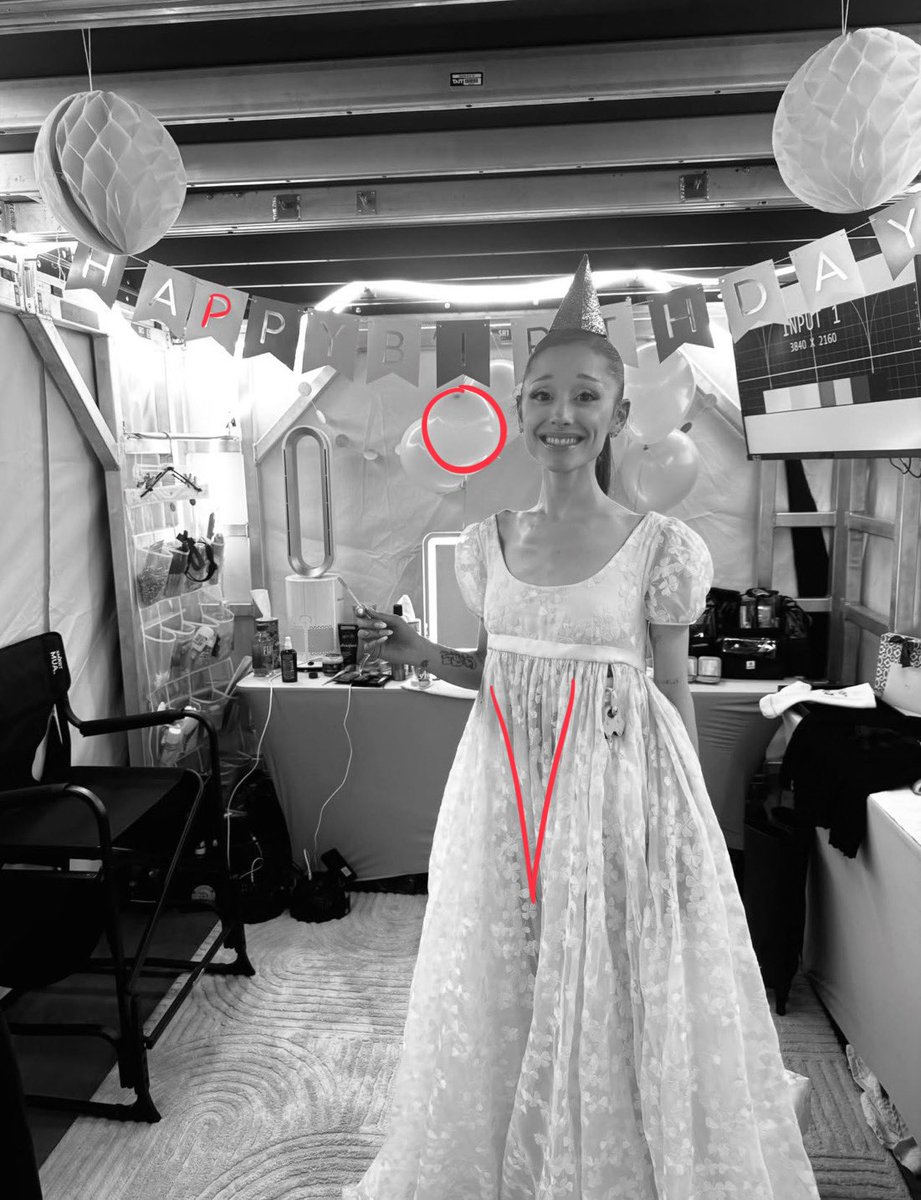 juaangng__'s tweet photo. i think she is trying to tell us smth https://t.co/hsDiAgknGV