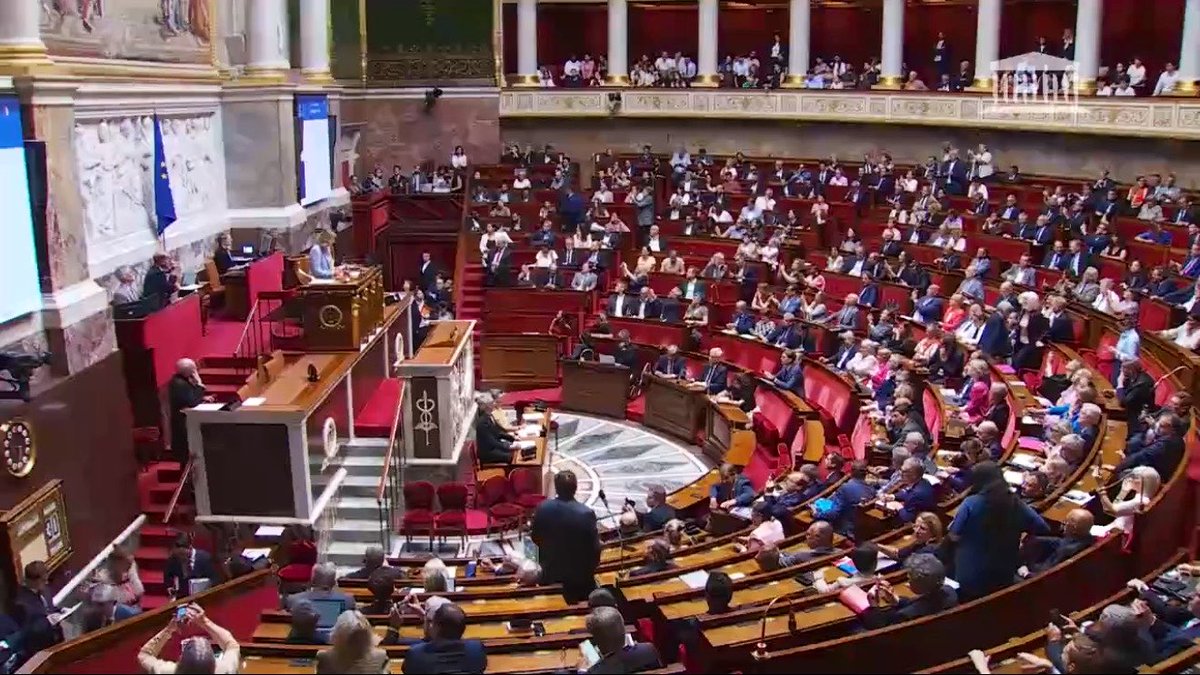 LeFilFranc's tweet photo. 🇫🇷 [POLITIQUE] — L’Assemblée nationale adopte pour la 3e fois la loi légalisant euthanasie et suicide assisté, par 295 voix contre 232. Le texte repart au Sénat, qui devrait à nouveau le rejeter.

Le gouvernement ayant donné le dernier mot à l’Assemblée, le texte y reviendra ensuite pour un vote solennel définitif le 15 juillet. S’il est adopté, la loi pourrait entrer en vigueur avant la fin 2026, conformément à l’engagement d’Emmanuel Macron.
#FinDeVie #Euthanasie
