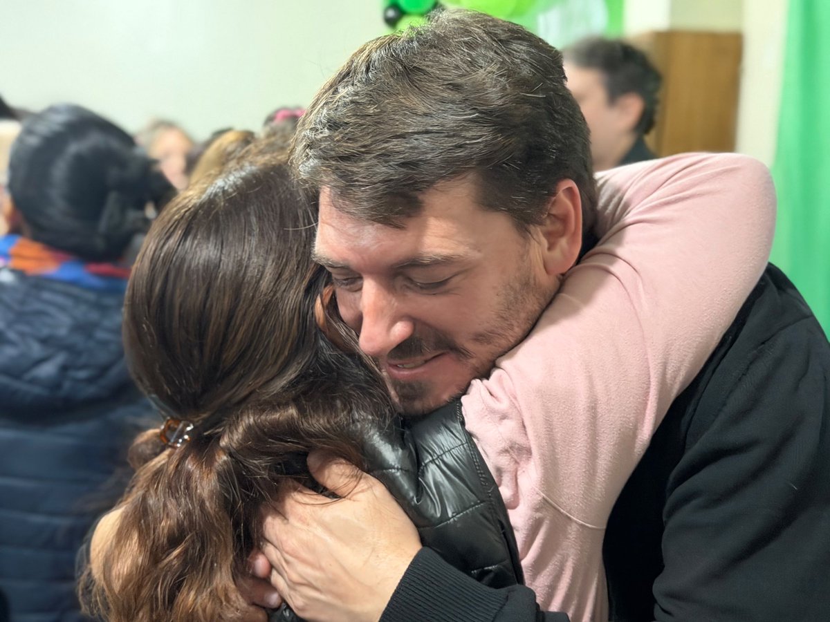 WeretilneckOK's tweet photo. COMIENZA UNA NUEVA ETAPA DE JSRN SOMOS RÍO NEGRO

En General Roca presentamos la nueva Mesa Local de @JSRN__OK2026 y dimos un paso más en esta nueva etapa de nuestro partido. Una etapa de renovación, recambio y nuevas miradas para seguir fortaleciendo el único proyecto político nacido en Río Negro, pensado para defender a los rionegrinos y el futuro de nuestra provincia.

Me pone muy contento ver a tantos jóvenes y nuevos dirigentes dando un paso adelante para asumir responsabilidades y tomar la posta. Un proyecto que quiere crecer necesita abrirles espacio a las nuevas generaciones, formar nuevos liderazgos y seguir sumando a quienes tienen ganas de hacer.

Quiero felicitar a quienes asumieron este desafío y agradecer especialmente a su presidente @RodrigoButeler, por el trabajo que viene llevando adelante para consolidar esta nueva etapa del partido, fortalecer el trabajo territorial y seguir construyendo una fuerza política cada vez más cercana a los rionegrinos.

Somos un partido profundamente federal. Nacimos en Río Negro, conocemos cada rincón de la provincia y sabemos que el futuro se construye estando cerca de la gente, recorriendo cada localidad y defendiendo, por encima de todo, los intereses de los rionegrinos.

Se viene una etapa de mucho trabajo, con más presencia en el territorio, más formación de dirigentes y más participación para seguir haciendo crecer este proyecto colectivo.

¡Vamos Juntos!