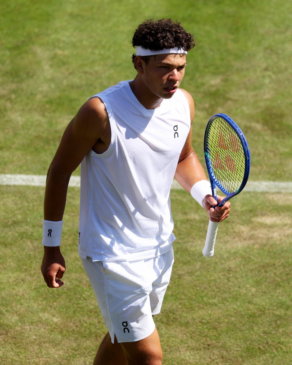 BleacherReport's tweet photo. 🚨 No. 4 Ben Shelton is OUT in the first round at Wimbledon after a five-set loss to Otto Virtanen https://t.co/YlWAr64ulm