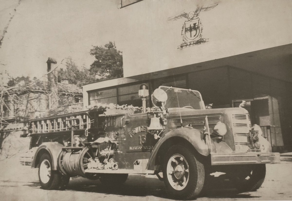 Muni_provi's tweet photo. Con este histórico registro fotográfico, enviamos un cariñoso saludo a las Compañías de Bomberos 13 y 14 de Providencia, quienes están al servicio de los vecinos y la comuna en cada emergencia 🚒🧯

Muchas gracias por su abnegada labor ✌🏼 https://t.co/E9Du9CDN1s