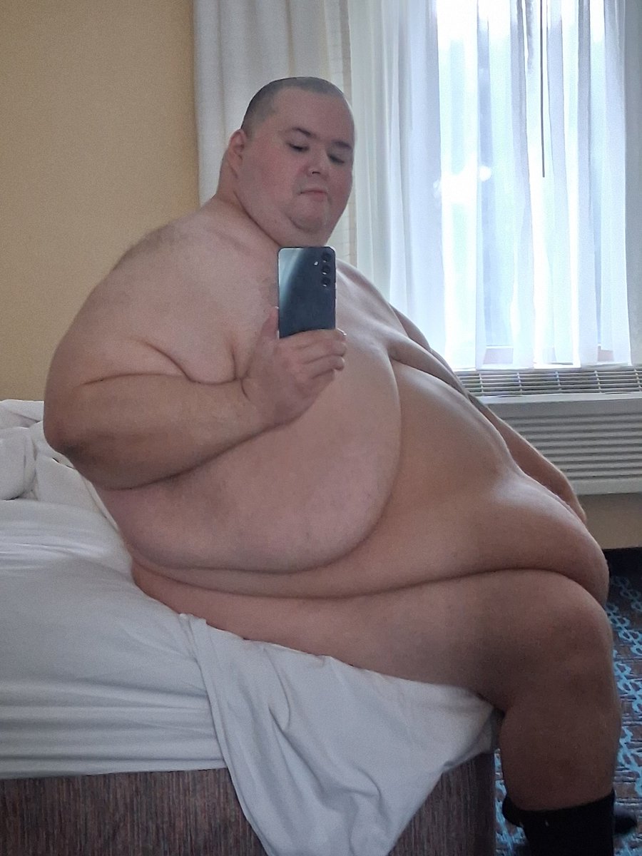 chubbybear1994's tweet photo. I really need to invest in a full-length mirror because I did not know that I looked this huge 😳 

#gainer #grommr #fat #feedee #chub #gaychub #superchub #megachub #bhm #ssbhm #fatbelly #moobs #fatmoobs https://t.co/vY1bw6su2p