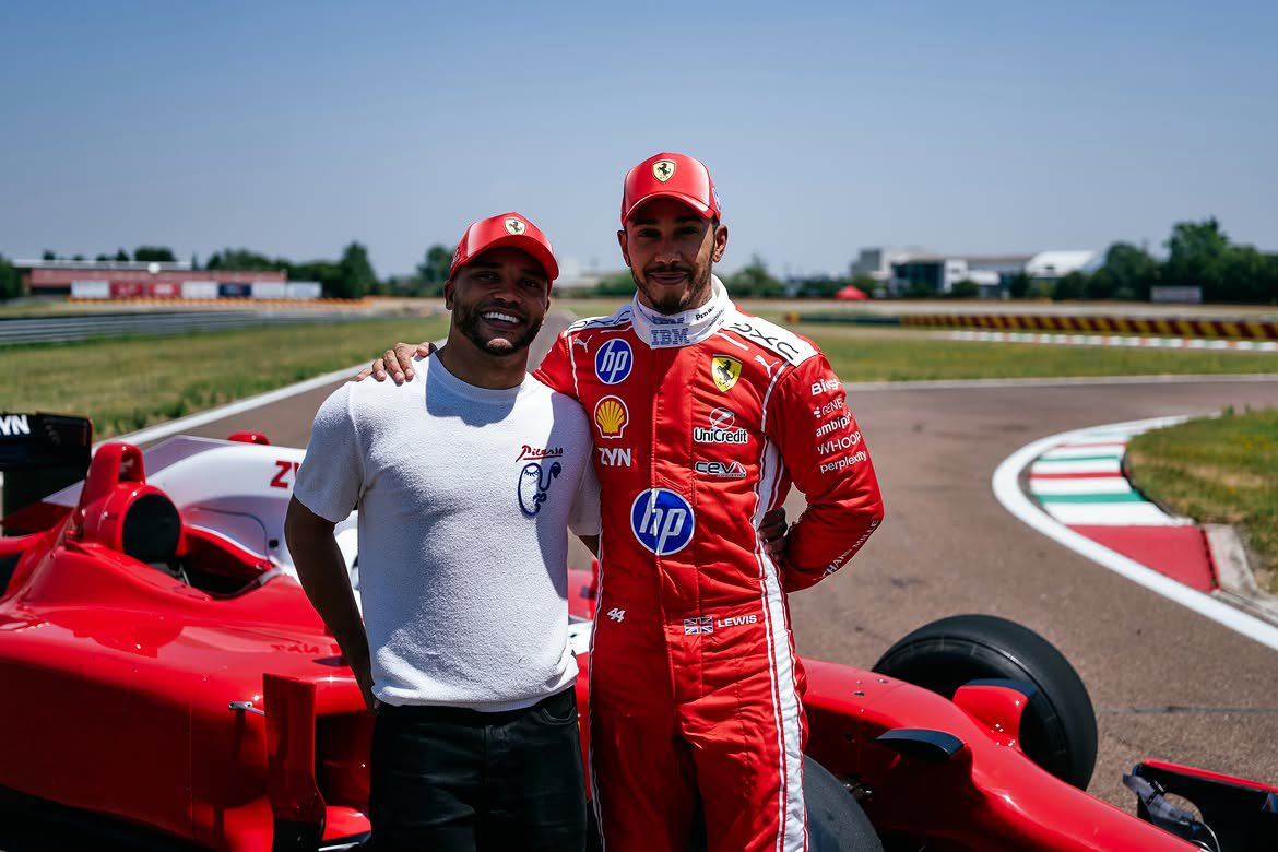 LH44NEWS's tweet photo. Lewis Hamilton convidou o irmão, Nicolas Hamilton, para uma experiência inesquecível em Fiorano a bordo da Ferrari de Fórmula 1 de três lugares. 🥹

“O Lewis ligou e me ofereceu a oportunidade da minha vida: ser passageiro em uma Ferrari de Fórmula 1 de três lugares, com ele ao volante!

Fui para Fiorano e fui o primeiro a entrar no carro. Eu não conseguia acreditar! O momento mais incrível foi que, depois de anos observando o carro de F1 do Lewis na garagem, ali estava eu, acomodando-me no carro, logo atrás do ombro direito dele. Foi um momento totalmente surreal.

O carro era um modelo de 2005 com motor V10. Assim que começamos a andar, fiquei impressionado com o som e a velocidade, mas logo entrei no 'modo irmão orgulhoso', apenas observando o Lewis pilotar.

Depois de acompanhar a carreira dele por 34 anos, estando presente em todos os circuitos desde a infância, passando pelo kart até chegar à Fórmula 1, finalmente pude vivenciar o resultado de todo aquele trabalho duro e sentir na pele o que é ser ele. Embora ele seja meu irmão, também sou fã, o fã número 1, e admiro profundamente o talento dele.

Mesmo sendo meu irmão, tive a experiência de ser levado em uma Ferrari de Fórmula 1, na pista de testes da equipe, pelo melhor piloto desta geração. Que honra e que privilégio. Um dia e um momento que jamais esquecerei.” ❤️