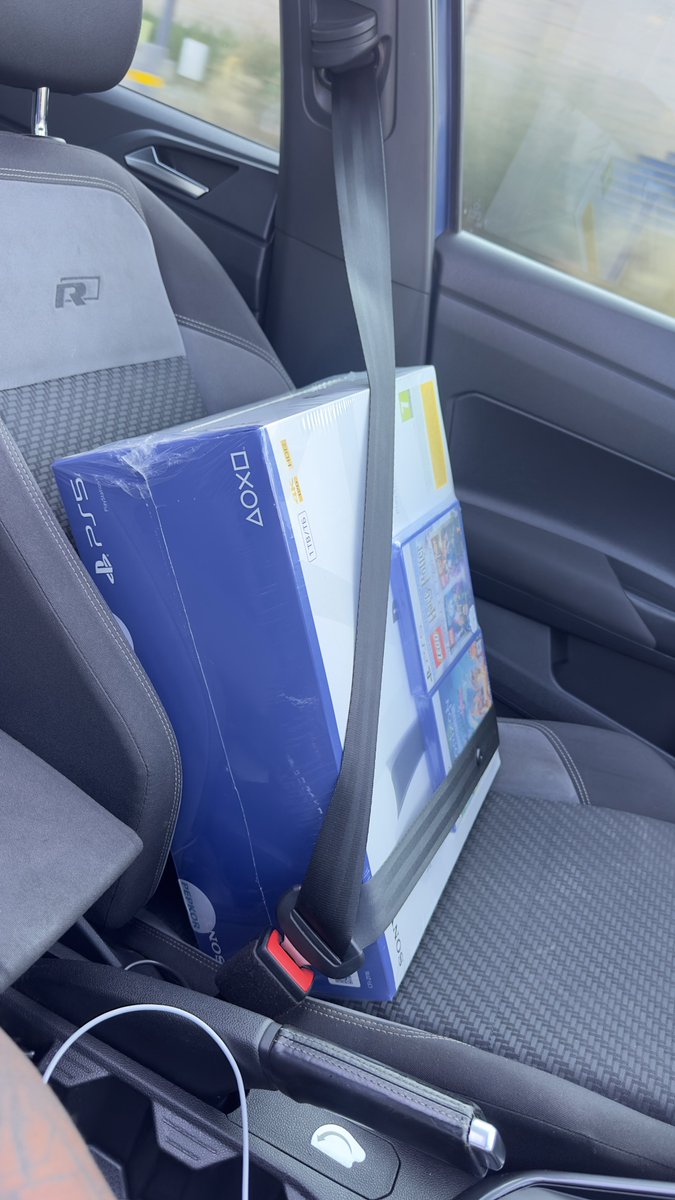 _aboihasnoname's tweet photo. No begging. 
No handouts. 
No inheritance. 
No woman’s help. 

Just hard work and dedication, i am happy i finally own a PS5. 🥹 https://t.co/TFpjI9Qwgl