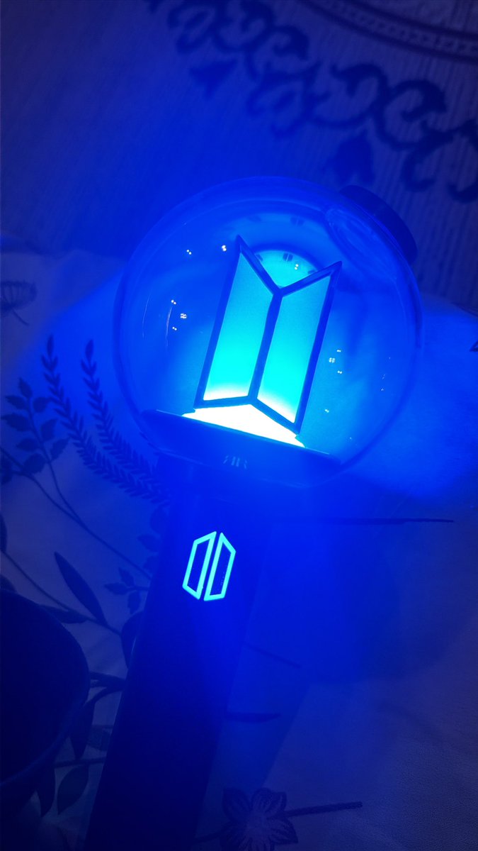 keychanluv's tweet photo. WTR LIGHTSTICK BTS 
only day 2 and 3
400k https://t.co/5fKrjAXbZD