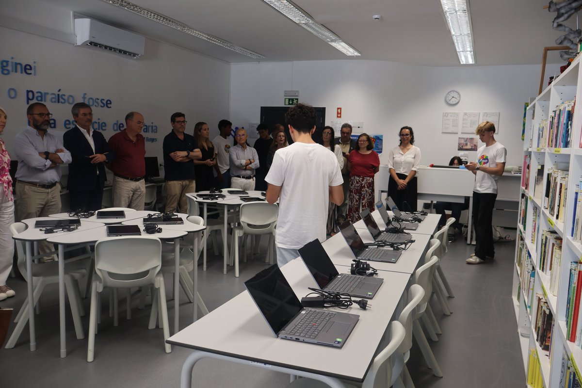 ESCOTVedras's tweet photo. Foi com enorme orgulho que a ESCO inaugurou o seu Centro Tecnológico Especializado (CTE) de Informática, um marco que assinala não somente salas renovadas ou equipamentos tecnológicos modernos, mas, sobretudo, oportunidades . Inauguramos um novo capítulo na história da ESCO. https://t.co/QD2bOi9CNg