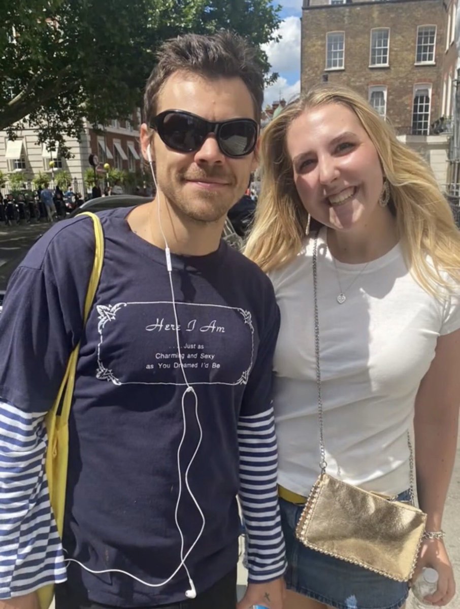 discodivarry's tweet photo. it’s sending me that harry actively chose to wear this shirt and step outside like he’s actually the most unserious person ever😭 https://t.co/SfzNERbxbK