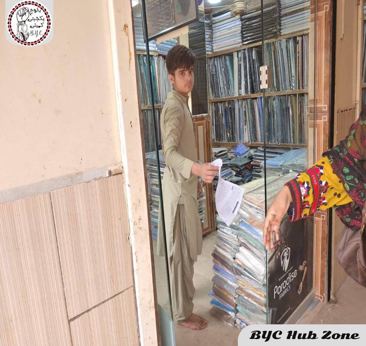 BalochYakjehtiC's tweet photo. 𝟯𝟬 𝗝𝘂𝗻𝗲 𝟮𝟬𝟮𝟲 – 𝗛𝘂𝗯 𝗖𝗵𝗼𝘄𝗸𝗶, 𝗕𝗮𝗹𝗼𝗰𝗵𝗶𝘀𝘁𝗮𝗻
Pamphleting and wall chalking campaigns were carried out across Bhawani, Jam Colony, Ameerabad, Lasi Road, and Charahi, Hub, Balochistan, to raise awareness about the life imprisonment sentences handed down to Dr. Mahrang Baloch and Sibghatullah Shah Jee Baloch.
Further, through these awareness activities, the life imprisonment sentences of the BYC leaders were highlighted. Participants also discussed the continued suppression of political voices in Balochistan and emphasized the importance of raising public awareness about human rights, justice, and accountability. They urged people to remain united, speak out against injustice, and support the peaceful demand for justice, fundamental rights, and the release of the detained BYC leadership.
#ReleaseBYCLeaders
#IStandWithBYCLeaders