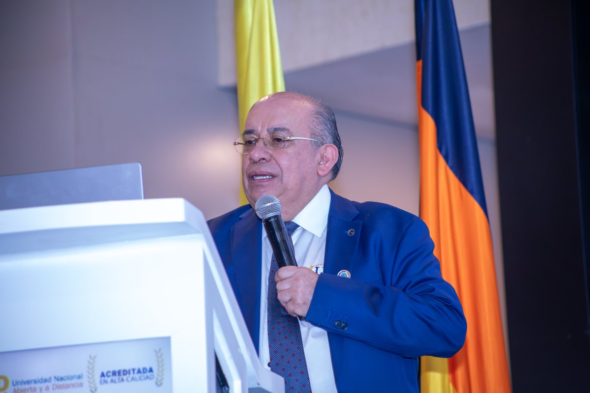 UniversidadUNAD's tweet photo. 🎙️ En la apertura del lanzamiento de la Maestría en Derechos Humanos y Justicia Social, el rector de la UNAD, Jaime Alberto Leal Afanador, @JaimeLeal_  afirmó que los derechos humanos continúan siendo una deuda pendiente en el mundo y que la educación tiene la responsabilidad de ofrecer respuestas a los desafíos sociales de nuestro tiempo.
 
En ese contexto, destacó que esta nueva maestría nace como una apuesta académica para formar profesionales con una visión interdisciplinaria, capaces de comprender las realidades de los territorios, fortalecer el Estado Social de Derecho y aportar a la construcción de una sociedad más justa, equitativa e incluyente.
 
🗣️ "Los grandes problemas humanos no se pueden resolver de manera fragmentada. Los derechos que se vulneran deben ser rescatados por medio de la educación. Hay que transformar los saberes para transformar realidades."
 
#UNAD #DerechosHumanos #JusticiaSocial