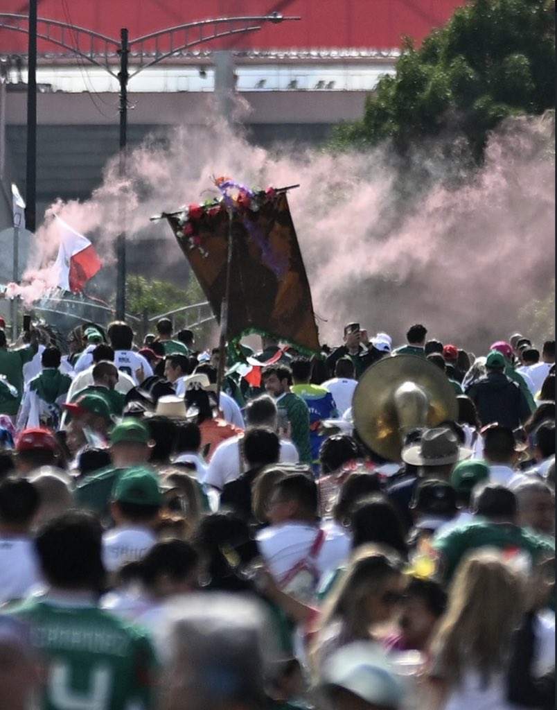 chpelayo28's tweet photo. A todos los que vayan al estadio: 
Comprométanse y sientan responsabilidad de hoy romperse la garganta. Hoy, el Azteca tiene que pesar como ningún estadio en la vida. 
Los mexicanos, organizándonos, somos lo más impresionante del mundo. 
TODOS PECHO ARRIBA QUE SOMOS MEXICANOS.🇲🇽 https://t.co/oC7uyHvGhn
