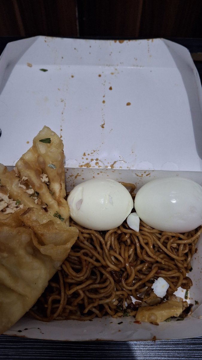 miegorengtek2's tweet photo. Tambah topping biar ga berdosa2 amat 😭

(Berusaha meyakinkan diri) https://t.co/jHNPWLVe6N