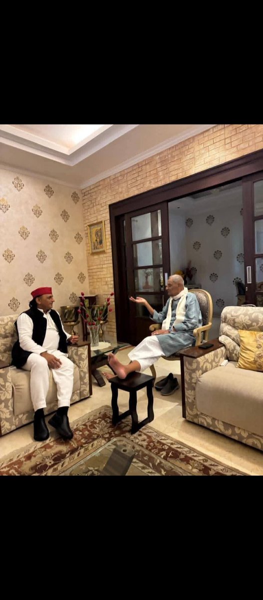 RahulBSPY's tweet photo. @love_donor_abhi @JaikyYadav16 पता ही अब कोनसी टोटी खोलने की सलाह ले रहे हैं

बहुजन समाज के लोगो इनके चाल चरित्र को समझो इनकी मानसिकता गुलाम बनने की है बस और कुछ नही 

गुलामी की बेड़िया बस एक ही पार्टी तोड़ सकती वह है बहुजन समाज पार्टी 

#जय_भीम #जय_भारत #जय_बसपा https://t.co/v229BV4eNf