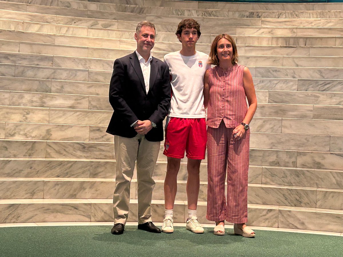 fcciclismo's tweet photo. Recibimiento del Consejero de Cultura Turismo y Deporte del Gobierno de Cantabria Luis Martínez Abad y la Directora de Deporte Susana Ruiz a los medallistas con la Selección Cántabra de Ciclismo en los Nacionales de CX, Gravel y Carretera Junior y Sub23.
@cantabriaes https://t.co/nBqdEHhycf