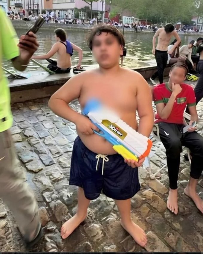 Bruno86650943's tweet photo. Est ce qu’il y a un homme un vrai qui va lui botter le cul a ce petit con ?? https://t.co/anNEeVGmAr