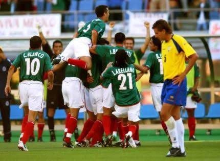ikecarrera's tweet photo. Hay partidos que no empiezan cuando rueda la pelota, sino mucho antes, en nuestra infancia, en una sala con la familia, en una camiseta demasiado grande, en la voz de alguien que nos enseñó a gritar un gol antes de entender del todo qué significaba creer. 
Hoy México vuelve a tocar esa parte de la vida donde el fútbol se parece menos a un deporte y más a una forma de esperanza compartida; una esperanza torpe, nerviosa, a veces herida, pero siempre viva. Porque alrededor de la Selección no sólo se juntan once jugadores y millones de miradas, se juntan recuerdos, familias, ausencias, calles, promesas, miedos y ganas de que algo bueno nos ocurra al mismo tiempo. 

Eso es lo que envuelve este partido, la posibilidad de sentirnos juntos en medio de todo, de volver por un rato a ese lugar donde todavía era fácil soñar. Y quizá por eso importa tanto. Porque hoy México no sólo busca avanzar; busca que ese sueño colectivo siga respirando un poco más.